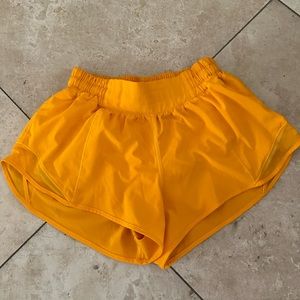Lululemon Size 4 Hotty Hot Low Rise Lined Short 2.5 Inch